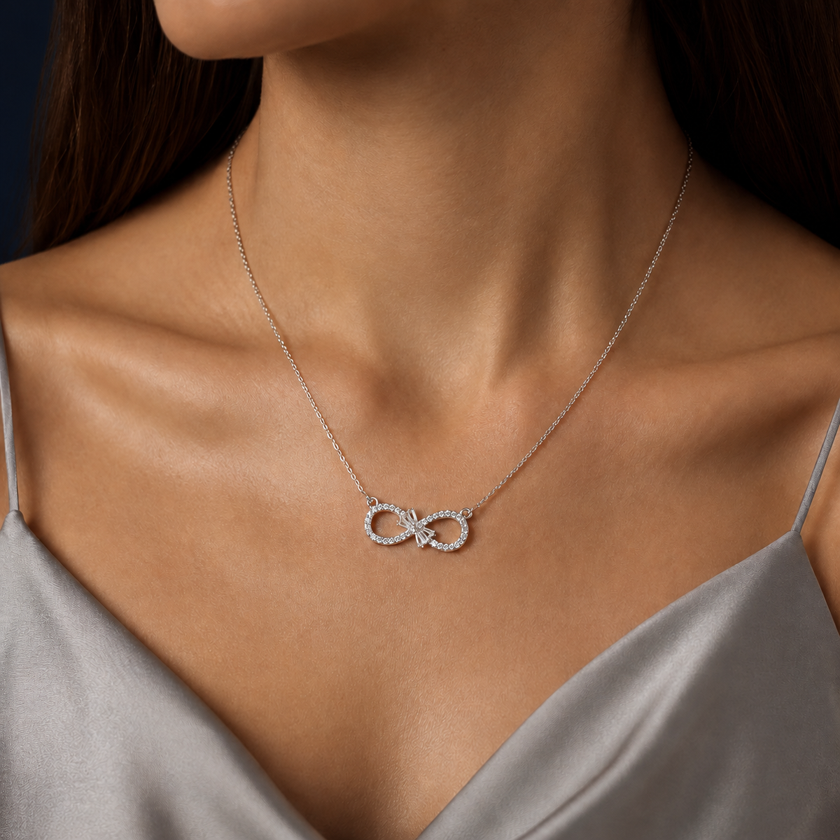 Collier infini pierres blanches argenté