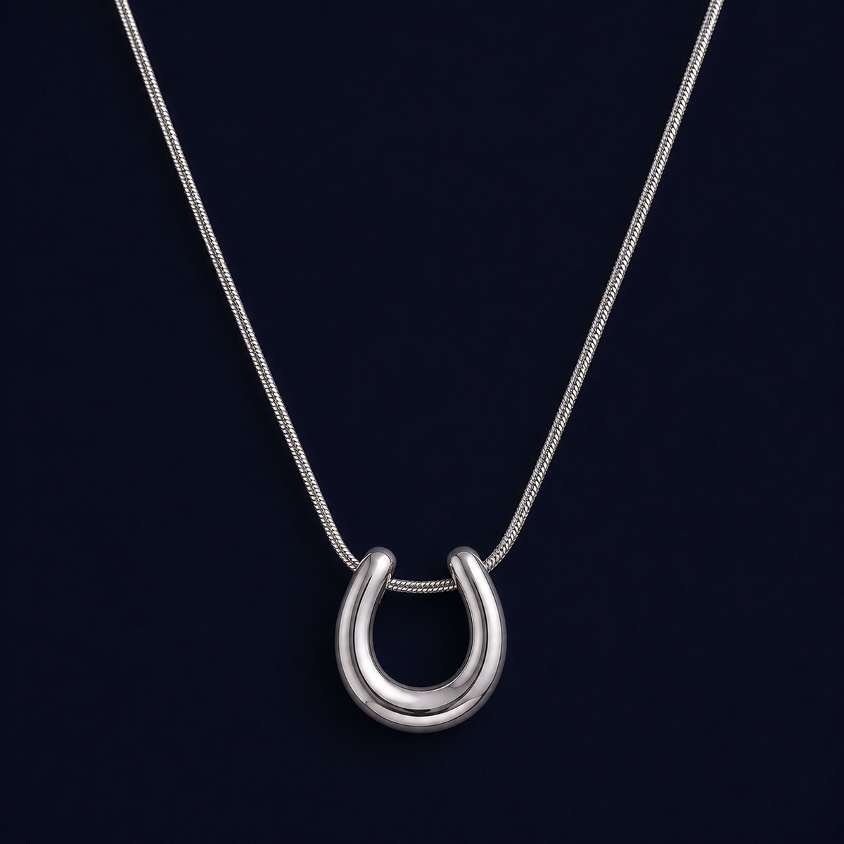 Collier pendentif U argenté