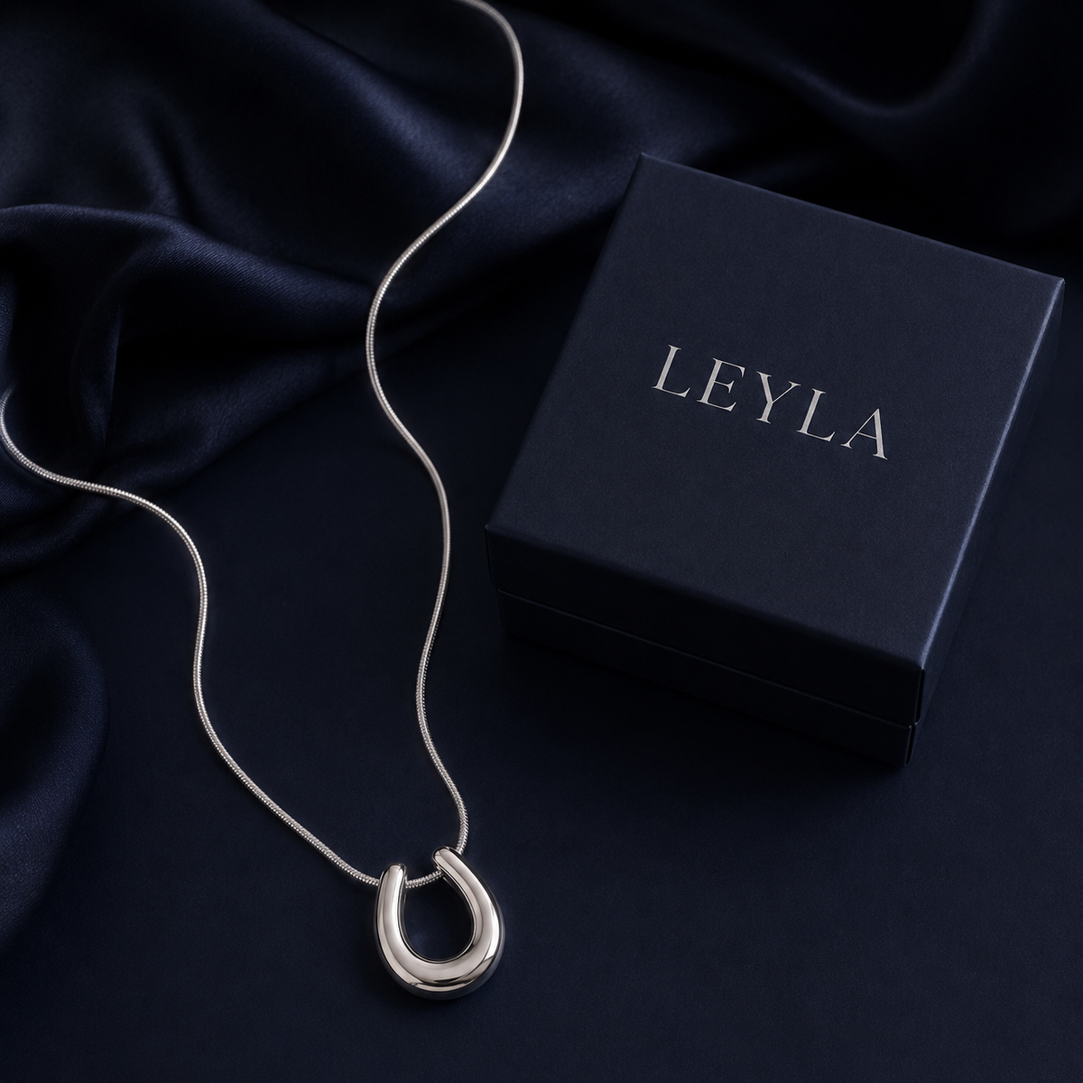 Collier pendentif U argenté