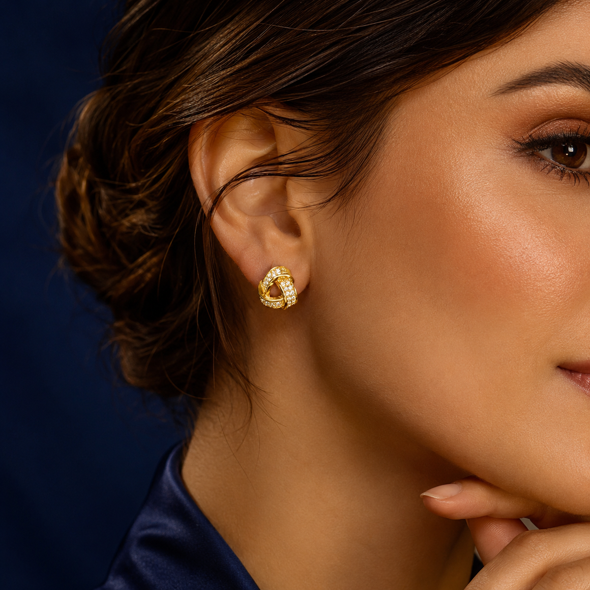 Boucles d'oreilles nœud pavé doré