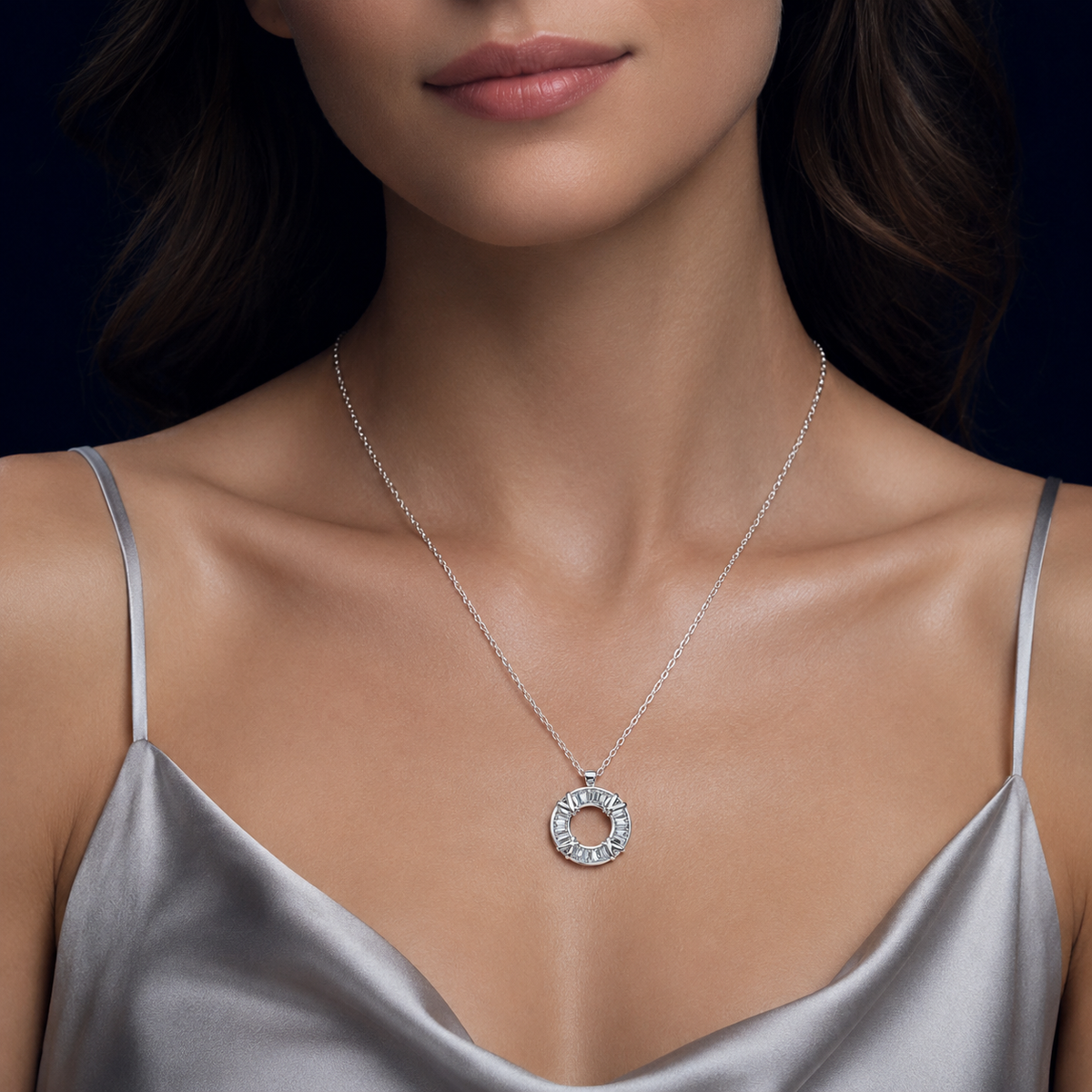 Collier cercle pierres blanches argenté