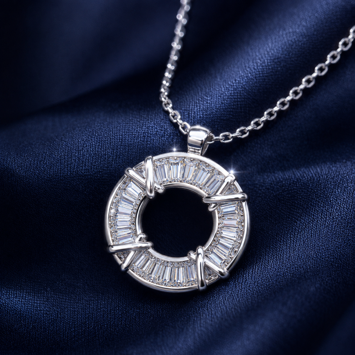 Collier cercle pierres blanches argenté