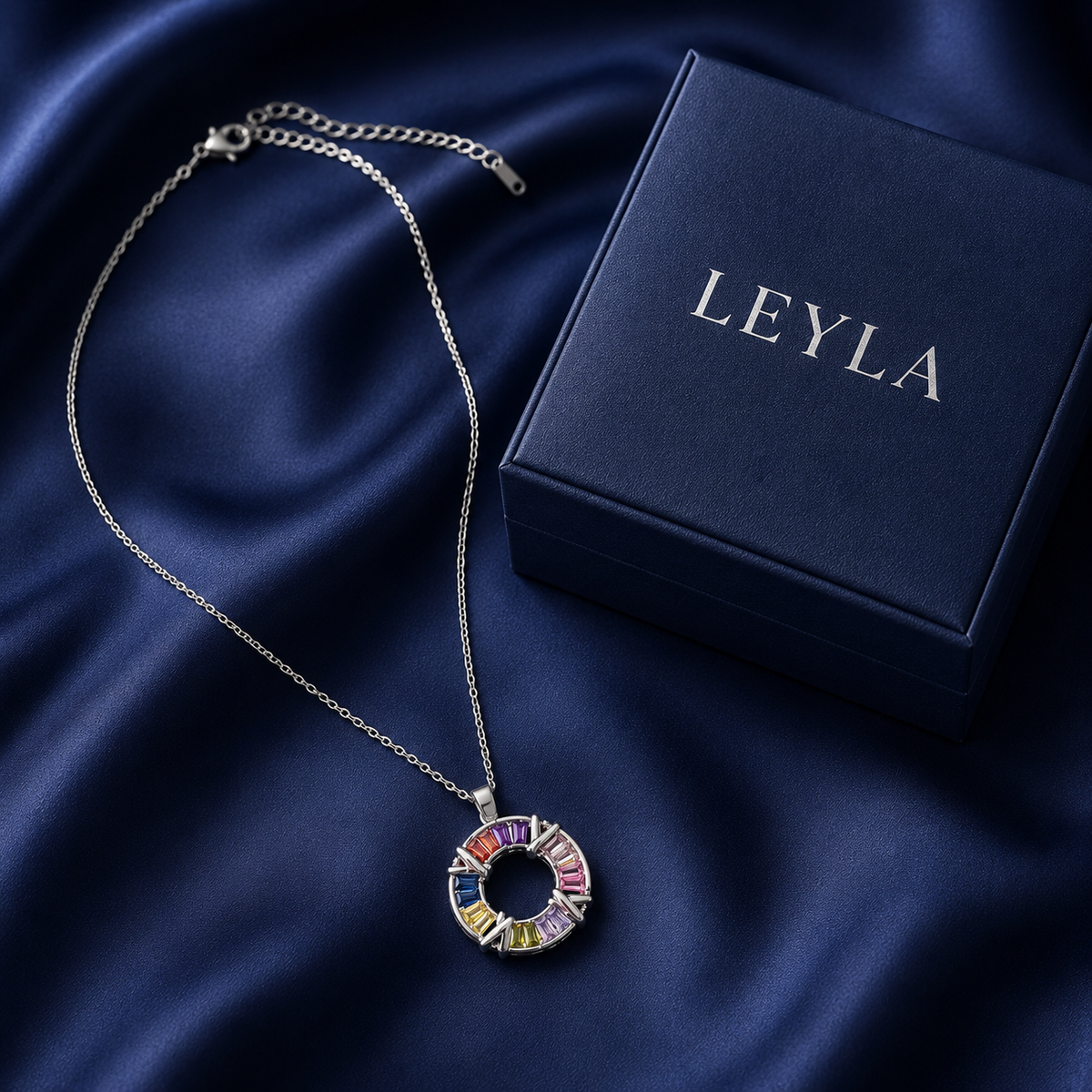 Collier cercle pierres colorées argenté